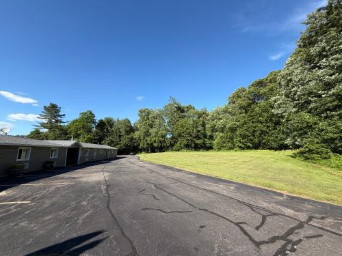 Chaplin Inn & Suites - image 13