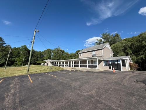 Chaplin Inn & Suites - image 11