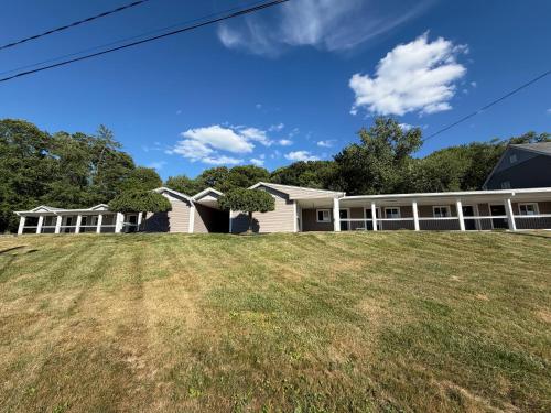 Chaplin Inn & Suites - image 14