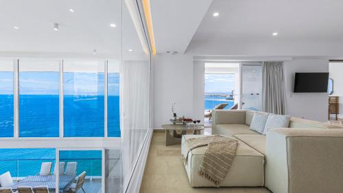 Beachfront Luxury 4BR Penthouse with Incredible Ocean Views - image 4