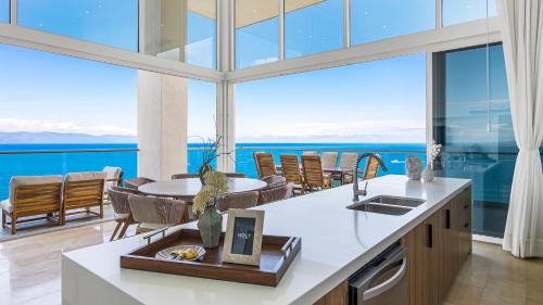 Beachfront Luxury 4BR Penthouse with Incredible Ocean Views - image 5