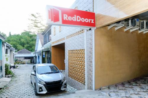 RedDoorz near Alun Alun Banjarnegara in Banjarnegara