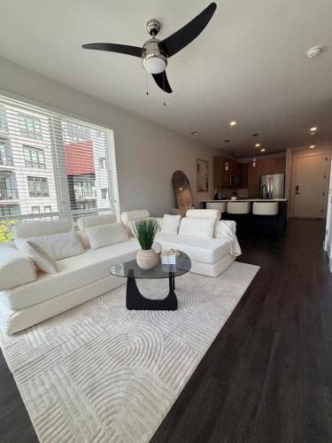Luxury Midtown 1BR King Bed, Pool, Private Patio