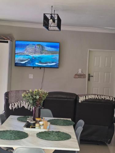 Shared lounge/TV area, Mutare Fairbridge Executive Suites in Mutare