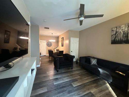 Basic 4 bedrooms with 7 beds 15 min from downtown sleeps 9 Adults comfortably for Work crews and Lar in Southwest