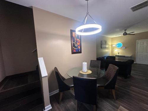 Basic 4 bedrooms with 7 beds 15 min from downtown sleeps 9 Adults comfortably for Work crews and Lar in Southwest