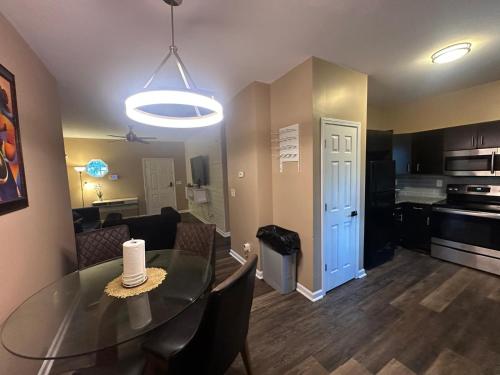 Basic 4 bedrooms with 7 beds 15 min from downtown sleeps 9 Adults comfortably for Work crews and Lar in Southwest