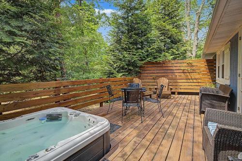 Maple Ridge Blue Cottage-HOT TUB - image 6