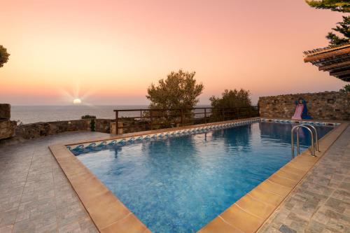  Sea-Sunset Views Villa Lefkothea with Private Pool, Pension in AmigdhalokeFálion