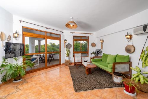 客房, Hewani a bright & airy 1 BR apartment with an ocean view & pool in 基利菲