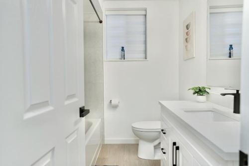 Convenient & Cozy 8 Beds Home - Prime Location with 4 Free Parking - image 4