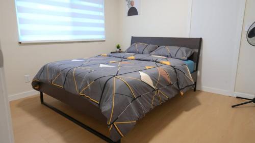 Convenient & Cozy 8 Beds Home - Prime Location with 4 Free Parking - image 5