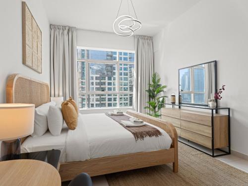 Luxe Escape 1BR w SofaBed Sleeps 4 Marina View - image 12