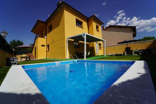 Swimming pool, El Mirador de Segovia in Brieva