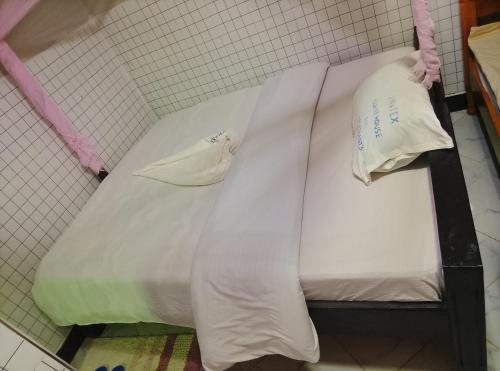 1 queen bed, 1 bunk bed