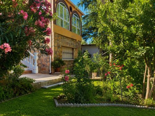 Dārzs, Escapada Perfecta en Las Jaras Planta baja independiente con piscina privada in Pelayos de la Presa
