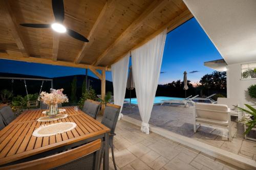 Holiday Home Saint Anthony - Heated pool in Velika Cista