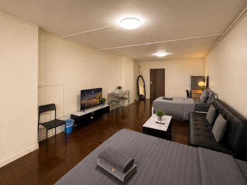 Huge New 3 Pax Room Walk to BTS Best Value - image 9