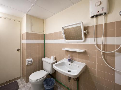 Huge New 3 Pax Room Walk to BTS Best Value - image 12