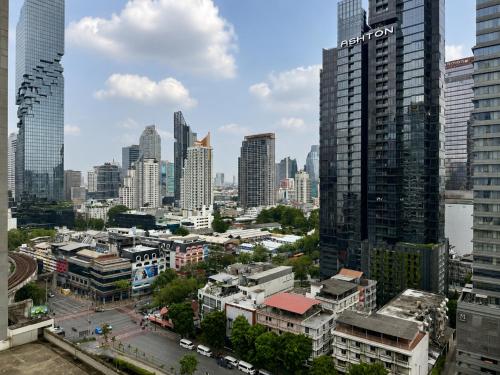 Huge New 3 Pax Room Walk to BTS Best Value - image 11