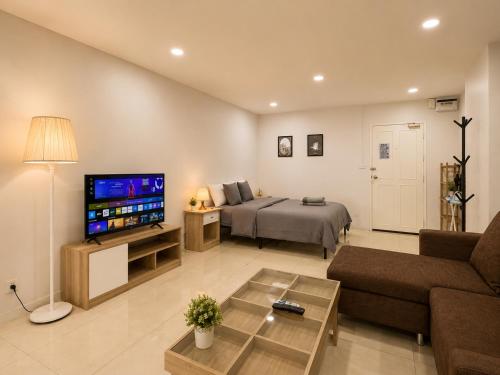 High-Rise 2BR 2Bath Near BTS Family Stay, Bangkok