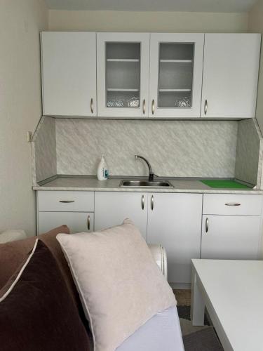 virtuve, Стаи за гости в село Любовище in Rozhen