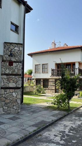 Viesnīcas āriene, Стаи за гости в село Любовище in Rozhen