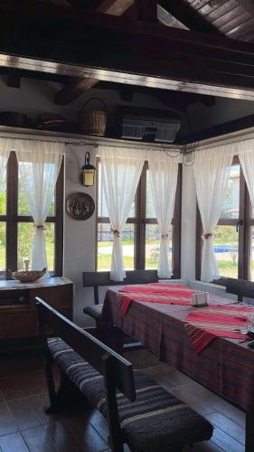 Restorāns, Стаи за гости в село Любовище in Rozhen