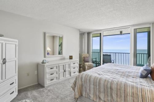 Two Bedroom Corner Condo with Panoramic Gulf Views - image 4
