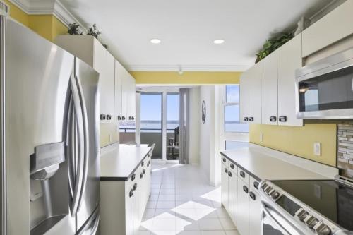 Two Bedroom Corner Condo with Panoramic Gulf Views - image 3