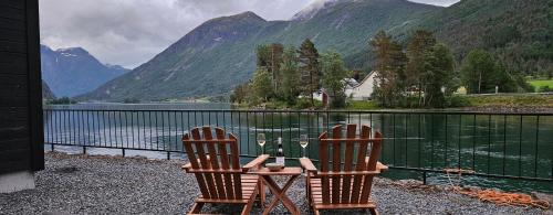 Modern lakefront apt with view - EV plug in Mindresunde