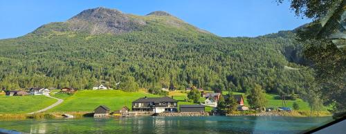 Modern lakefront apt with view - EV plug in Mindresunde