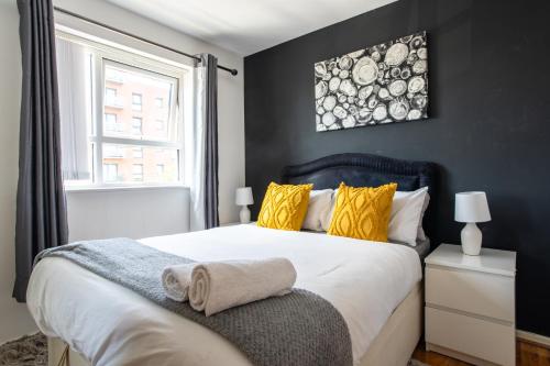 Lord Street Apartment with Free Parking & WiFi- Salford Uni, Victoria Station, AO Arena, Manchester