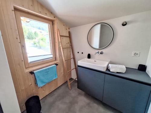 Bathroom, Apartment Charmante und neu gebaute Ferienwohnung Teja by Interhome in Ftan