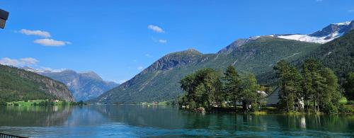 Modern lakefront apt with view - EV plug in Mindresunde