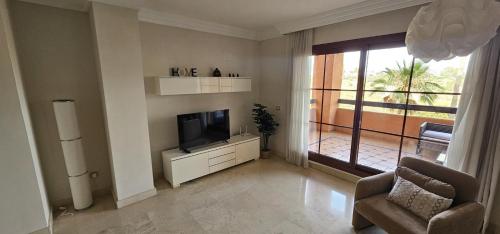 Bright Apartment Indoor and outdoor Pool and Sauna