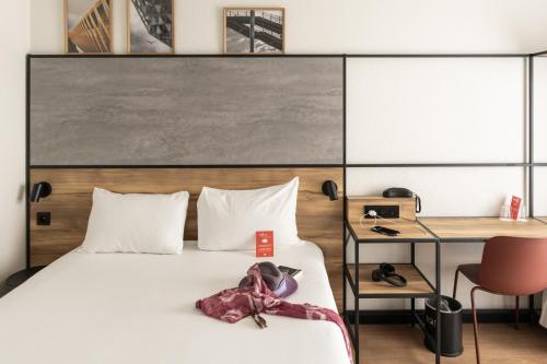 ibis Antwerpen Centrum Room Type - Room with 1 double bed equipped with the new be dding