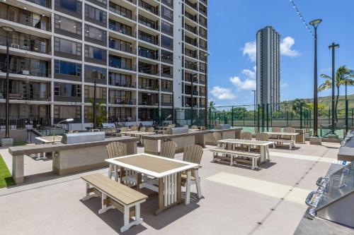 Spacious 14th Floor Corner Suite Partial Diamond Head and Ocean Views FREE Parking! - image 3