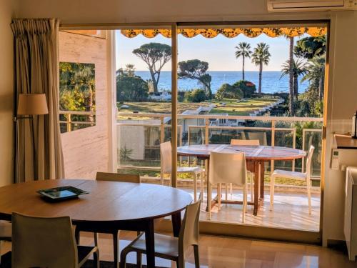 Air-conditioned waterfront apartment with pool