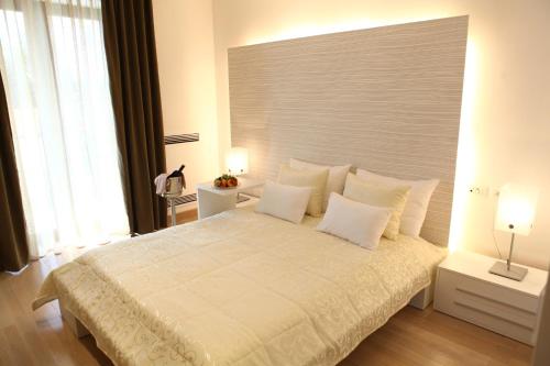1 queen bed, 1 sofa bed