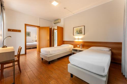 1 queen bed, 3 twin beds