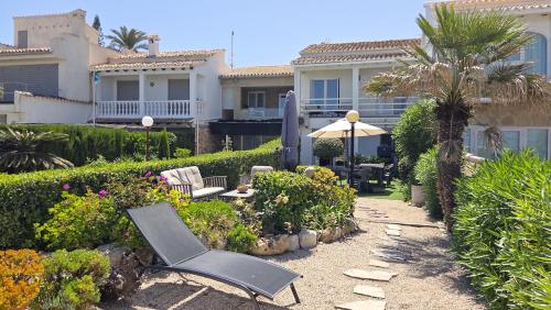 La casita frente al mar con jardín by costablancarent