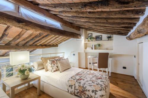 Fatinelli 10 A Charming Abode With Terrace - image 3