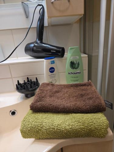 7 min to citycenter !! Subway U3 100m, southside singleroom own SHOWER, WC ! free WIFI ,TV, dishes, fridge, oven, waterheater, microwave, coffee, bike, next to river and park,many restaurants and supermarkets around 200m, nonsmoker ! self check in -simply in München, Deutschland