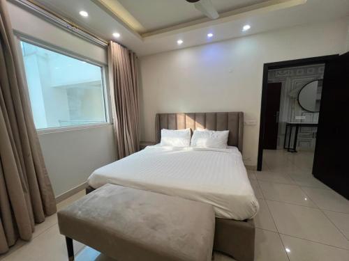 GOLD CREST Modern & Luxurious Apartments - City Views DHA Lahore - image 3