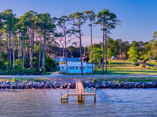 Coastal escape with bay views fishing Washer & dryer and Wifi