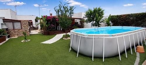 "Chalet La Buganvilla con Piscina Privada y Jardín Cerca de la Playa en Chiclana"