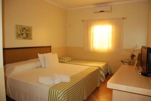 1 queen bed, 1 twin bed