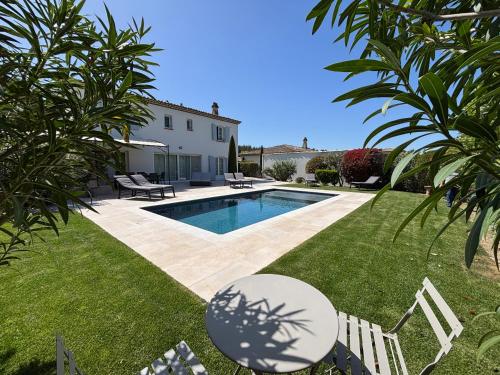 Golf de Pont Royal Villa les Micocouliers climatisée 4 chambres Piscine chauffée Parking
