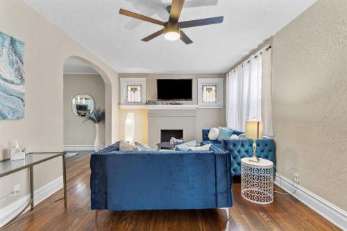 4BR Near Forest Park Zoo & Missouri Botanical Garden | Free Parking | STL - image 2